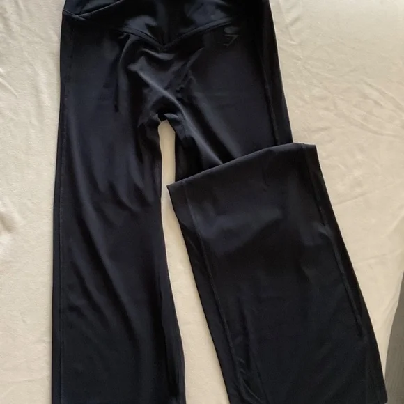 GYMSHARK women’s ’CROSSOVER FLARED LEGGINGS’ - Picture 8 of 12